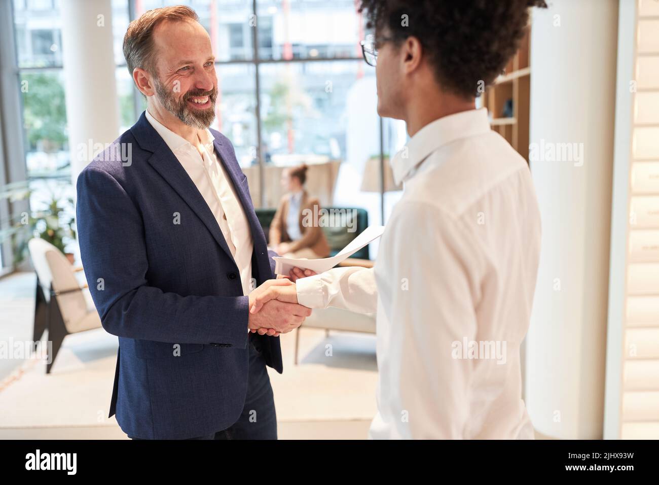 Due uomini d'affari si stringono come concetto di collaborazione e cooperazione Foto Stock