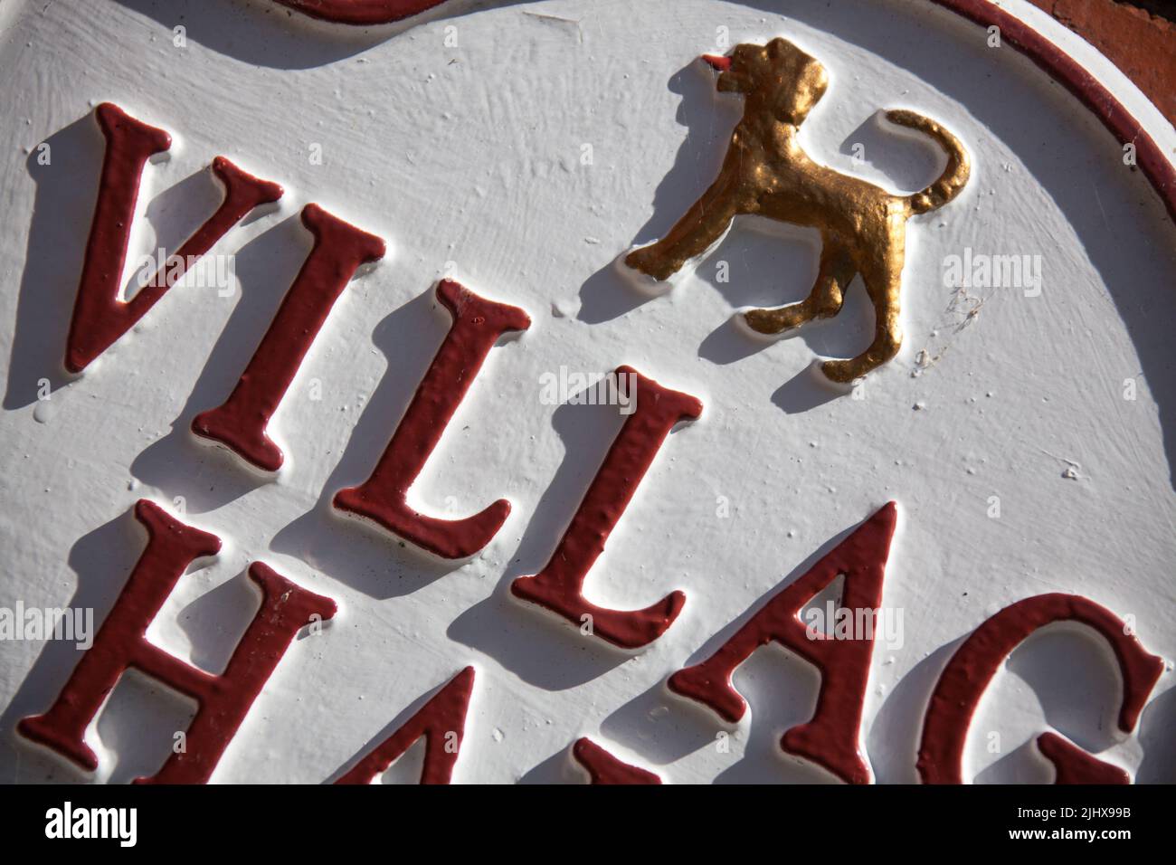 Villaggio di Eccleston, Inghilterra. Vista ravvicinata pittoresca del cartello Village Hall Eaton Estate. Foto Stock