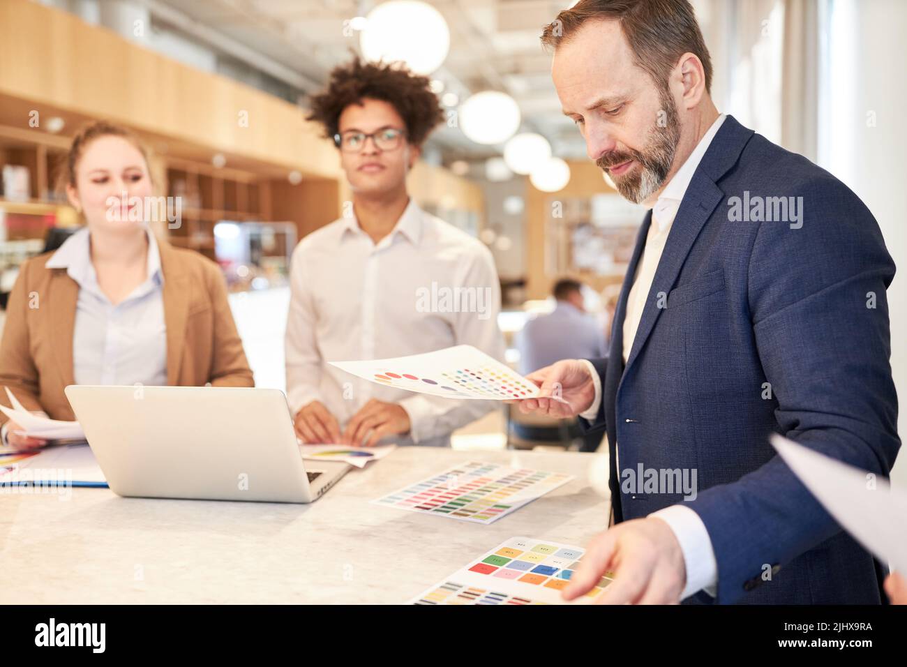 Manager con schema colore e team di designer creativo che sviluppa il web design Foto Stock