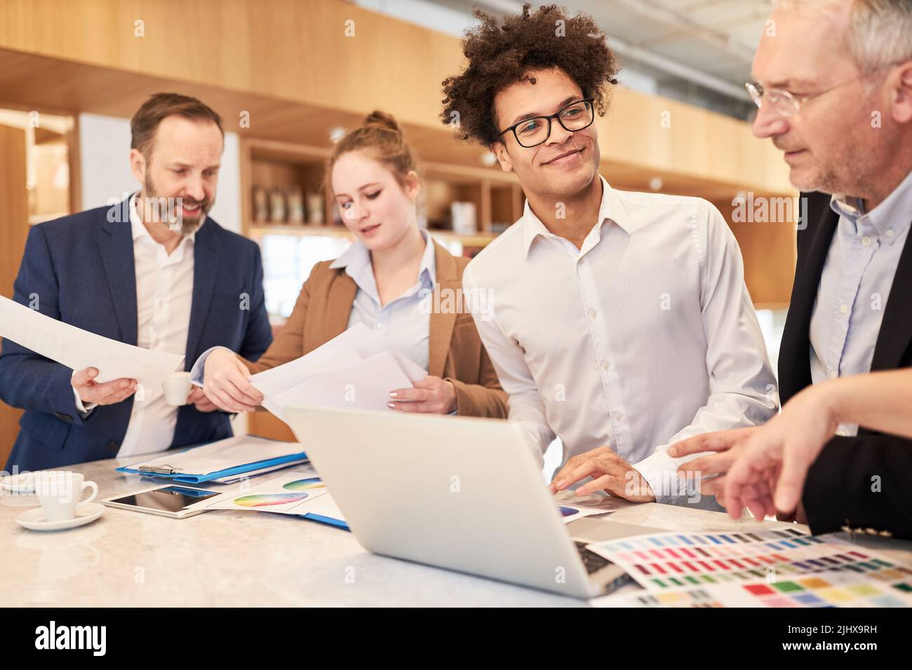 Team di avvio di un'agenzia pubblicitaria che sviluppa un sito web in un workshop creativo Foto Stock