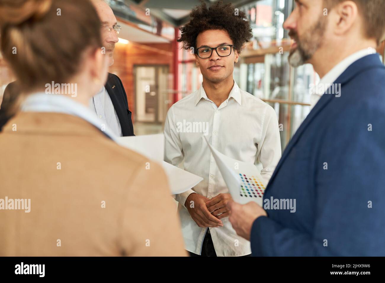 Consulenti di consulenza e personale del team di startup in una riunione di sviluppo del design Foto Stock