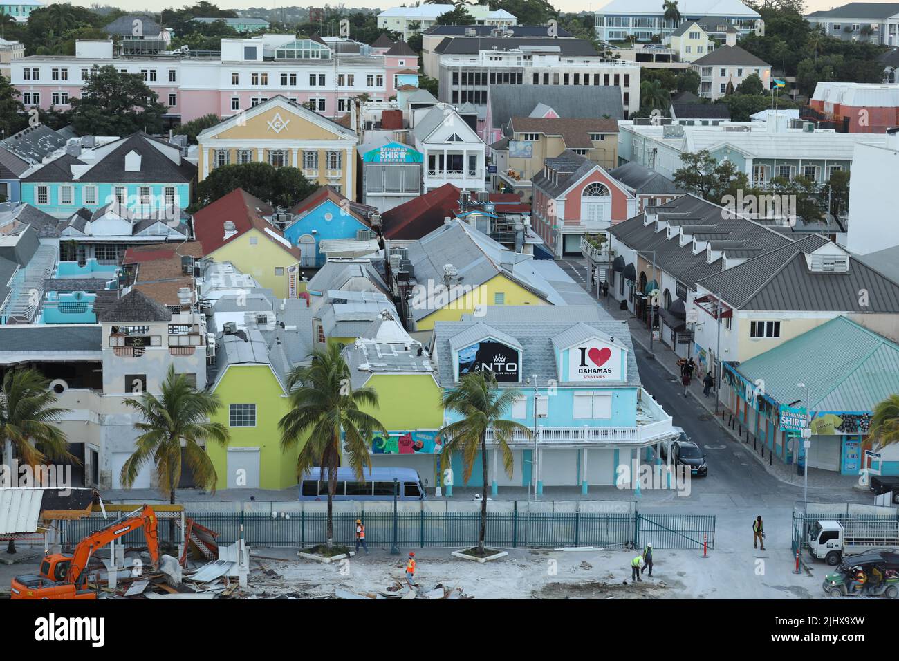 Harborside Villas vista aerea al Porto di Nassau con il centro di Nassau sullo sfondo, da Paradise Island, Bahamas. Foto Stock