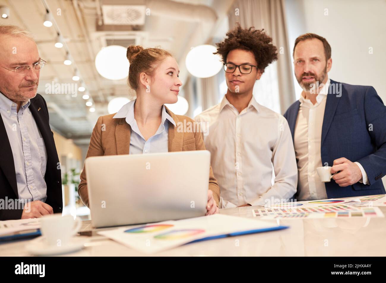 Team di progettisti e consulenti aziendali al computer portatile del workshop creativo Foto Stock
