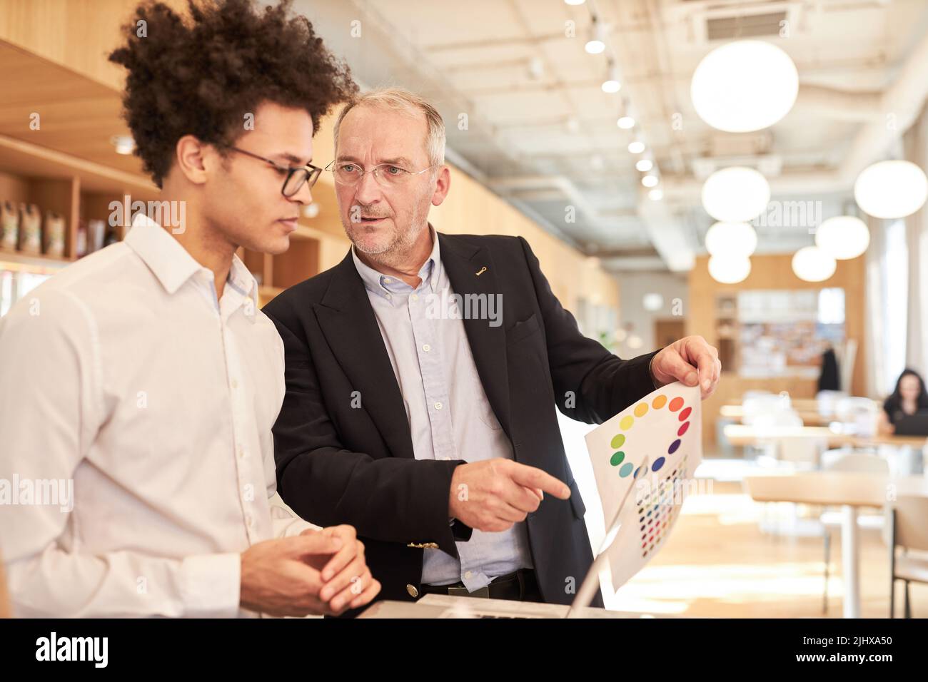 Capo senior e designer nel team creativo discutere l'idea per lo sviluppo del web design Foto Stock