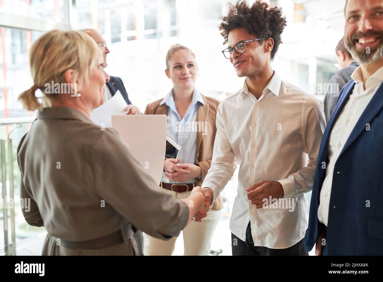 Donna d'affari come capo si congratula con la stretta di mano sulla promozione o l'assunzione Foto Stock