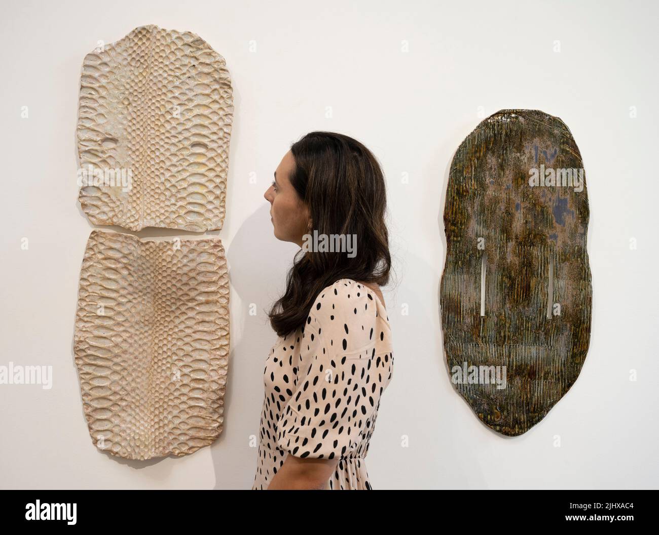 Elizabeth Xi Bauer Gallery, Deptford, Londra, Regno Unito. 21 luglio 2022 la mostra di gruppo The Immortal presenta opere di Caroline Achaintre, Lorena Ancona, Tonico Lemos AUD, Dan Coopey, Marta Jakobovits e Antonio Pichillá e si ispira a come questi artisti incarnano la mostra fino al 14 settembre. Immagine: Caroline Achaintre, 2019. A sinistra: Sir Plus; a destra: Akin. Per gentile concessione di Arcade London & Brussels e ArtConcept, Parigi. Credit: Malcolm Park/Alamy Live News Foto Stock