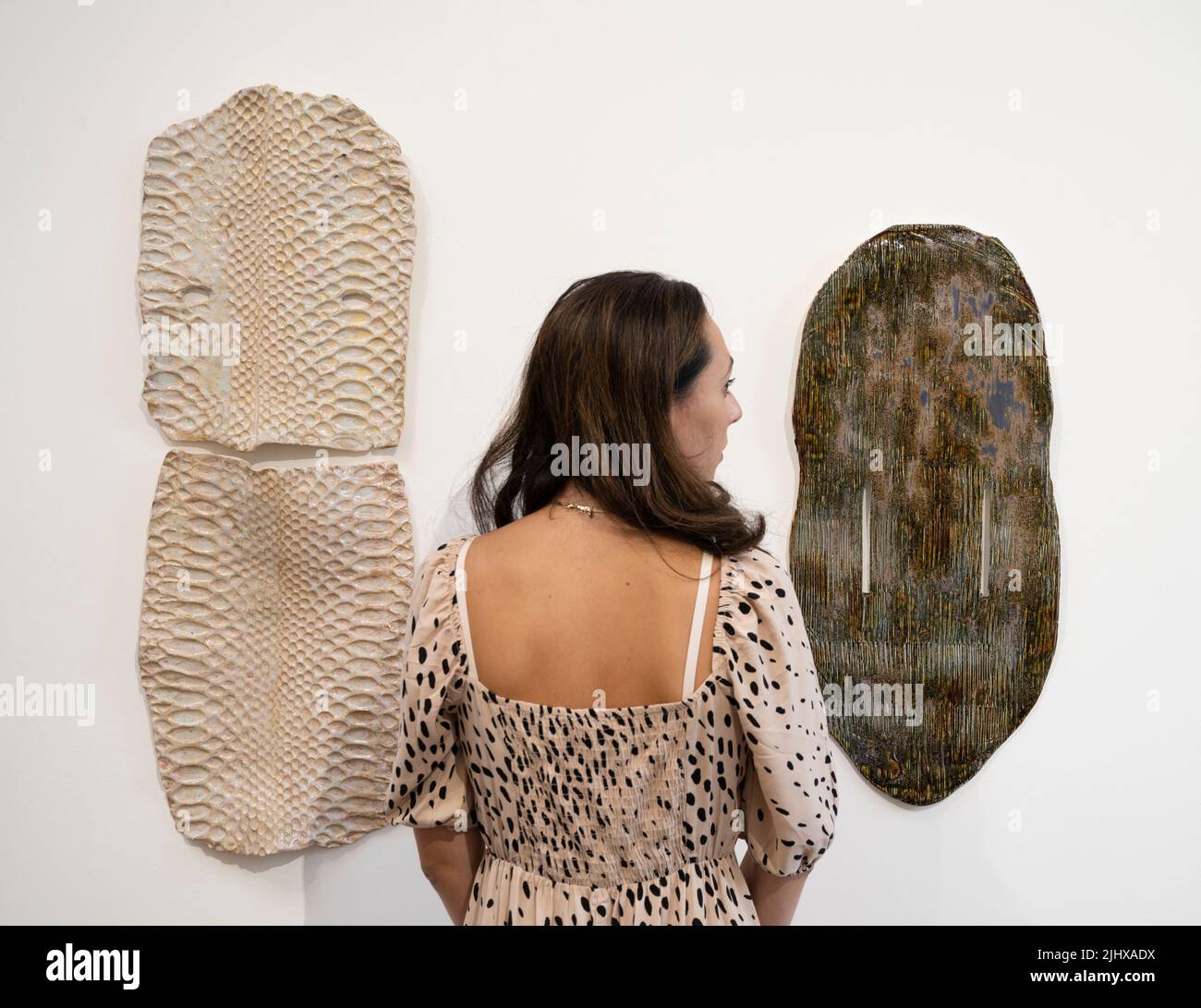 Elizabeth Xi Bauer Gallery, Deptford, Londra, Regno Unito. 21 luglio 2022 la mostra di gruppo The Immortal presenta opere di Caroline Achaintre, Lorena Ancona, Tonico Lemos AUD, Dan Coopey, Marta Jakobovits e Antonio Pichillá e si ispira a come questi artisti incarnano la mostra fino al 14 settembre. Immagine: Caroline Achaintre, 2019. A sinistra: Sir Plus; a destra: Akin. Per gentile concessione di Arcade London & Brussels e ArtConcept, Parigi. Credit: Malcolm Park/Alamy Live News Foto Stock