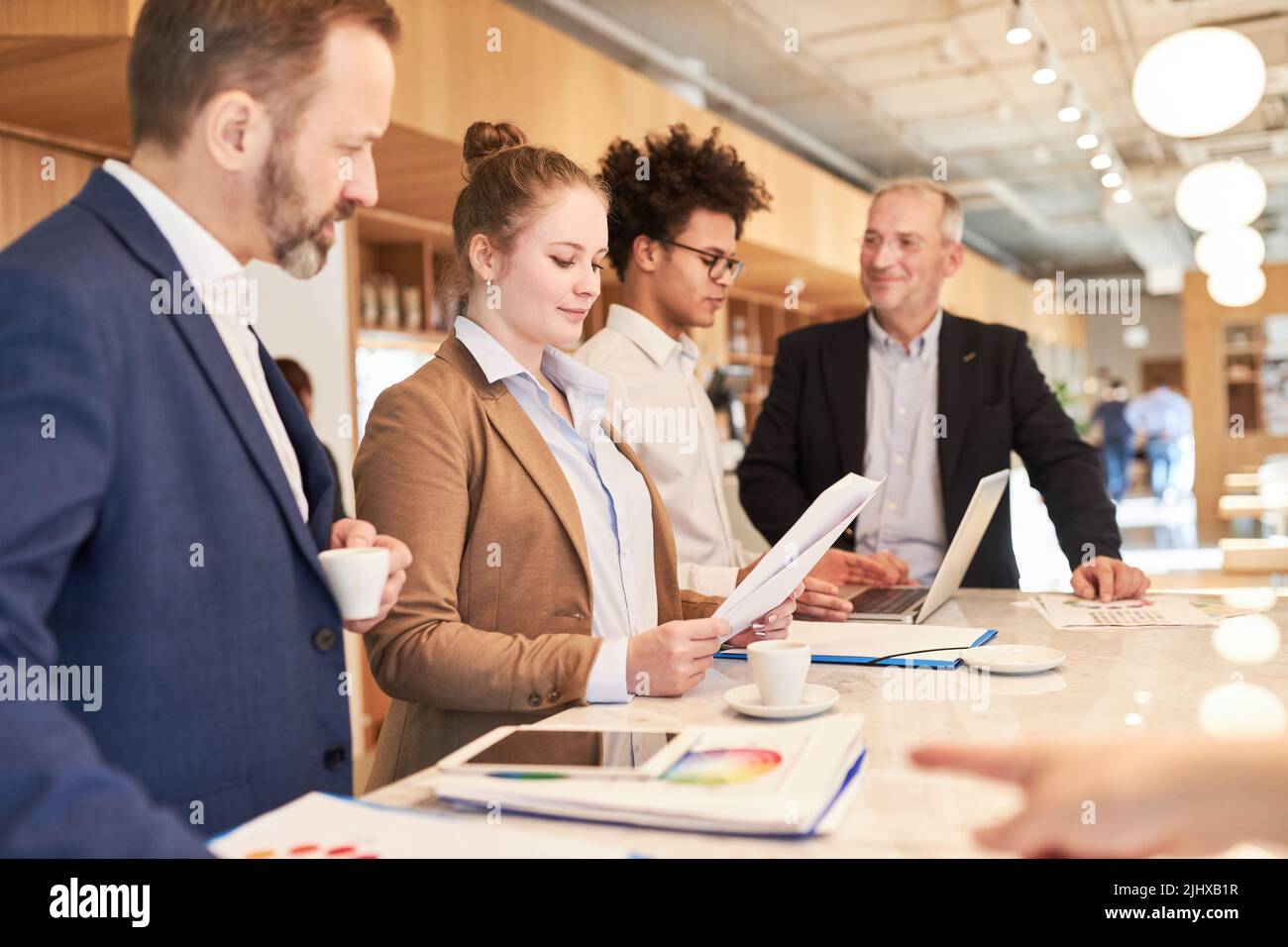 Il personale aziendale lavora insieme come team di designer creativi in un'agenzia pubblicitaria Foto Stock