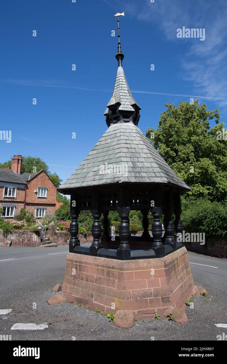 Villaggio di Eccleston, Inghilterra. Vista pittoresca del 19th secolo John Douglas progettato Pump House a Church Road. Foto Stock