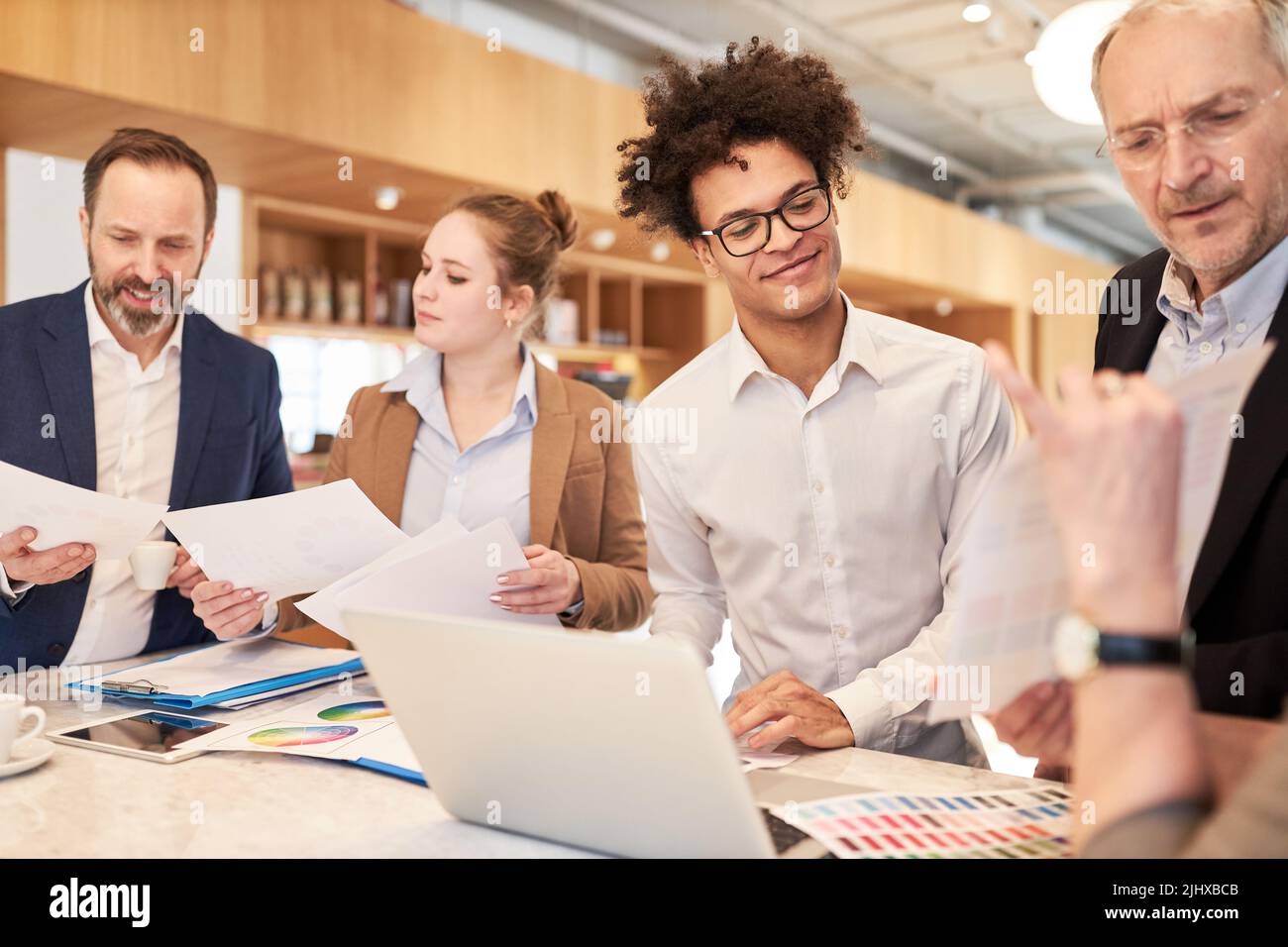 Il team creativo di un'agenzia di progettazione lavora insieme per sviluppare un sito web Foto Stock