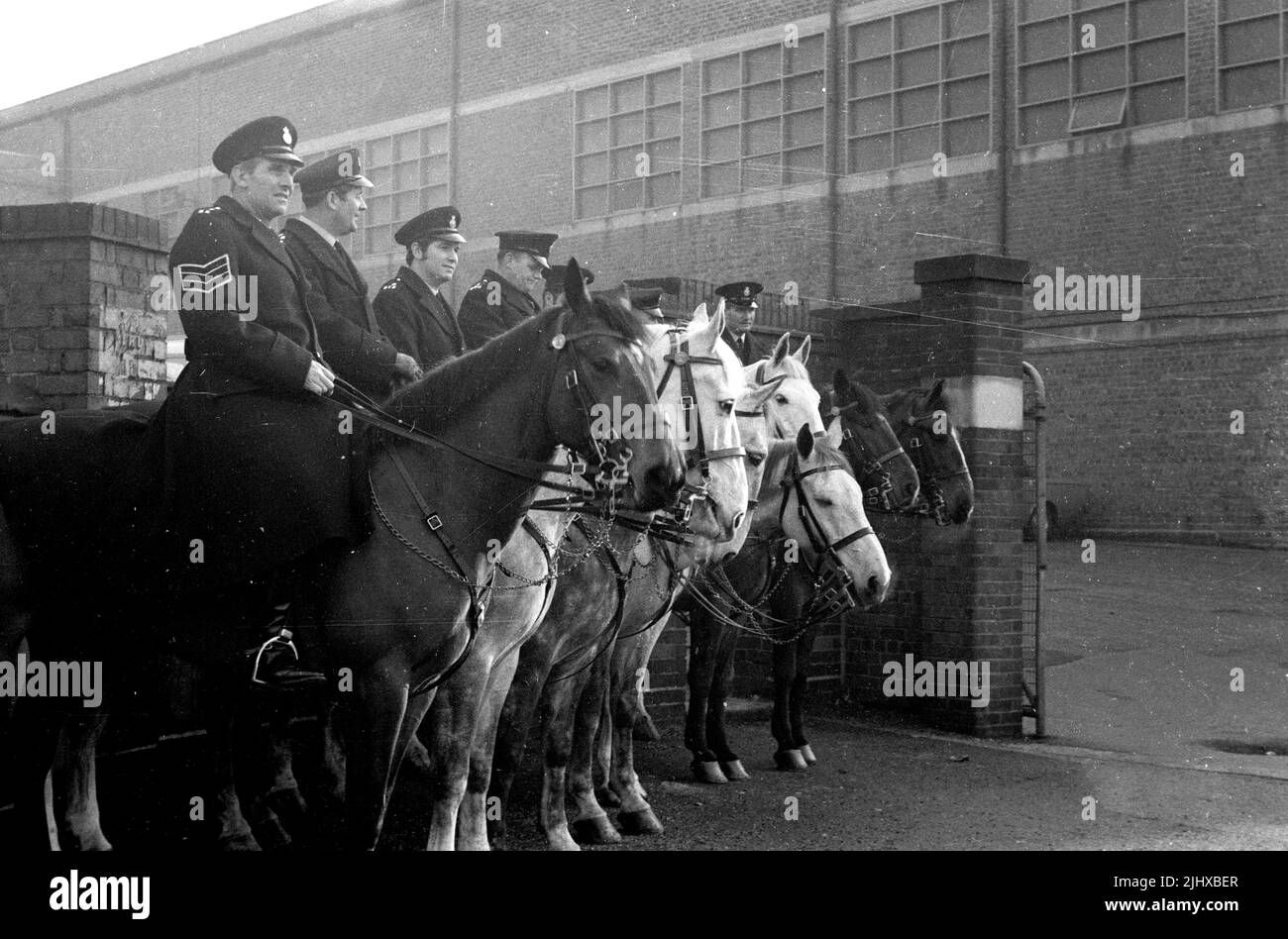 Cavalli di polizia al campo di calcio di St. Andrew, Birmingham, Regno Unito. 1970 Foto Stock