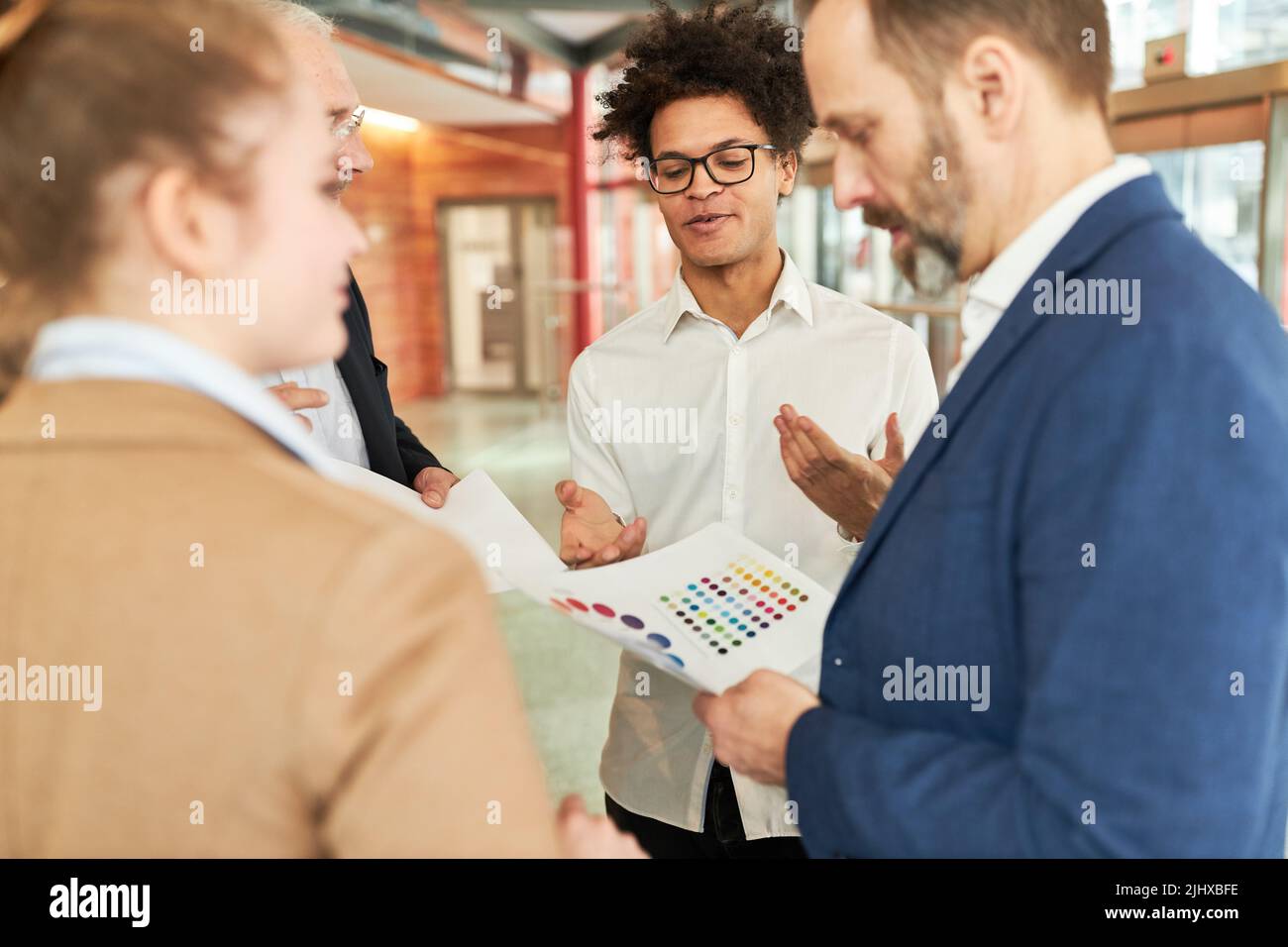 Il team creativo di un'agenzia pubblicitaria di startup discute la proposta per lo sviluppo del design Foto Stock