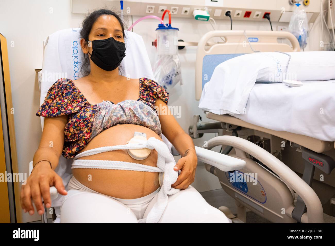 Gravidanza latino madre cardio monitoraggio in ospedale prima di dare alla luce per evitare complicazioni Foto Stock