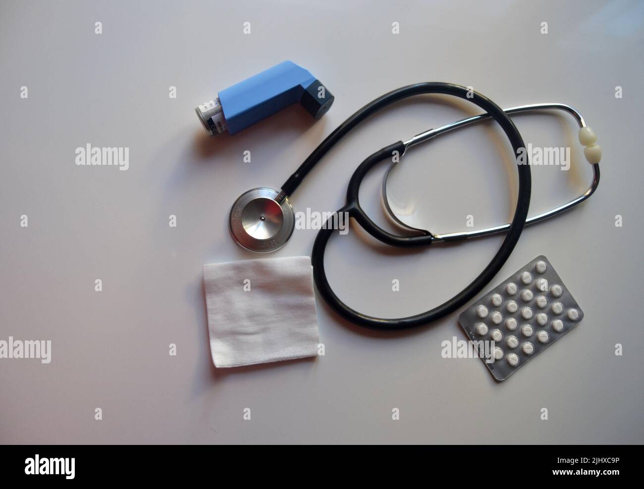 Stetoscopio di medicina, e altre apparecchiature di materiale, medicinali, pillole e capsule. Foto Stock