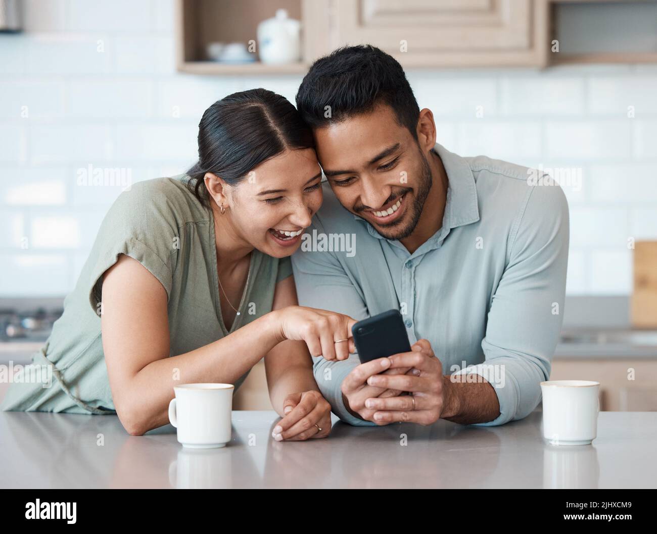 HES ha ricevuto i ricordi più divertenti: Una giovane coppia che usa un telefono a casa. Foto Stock