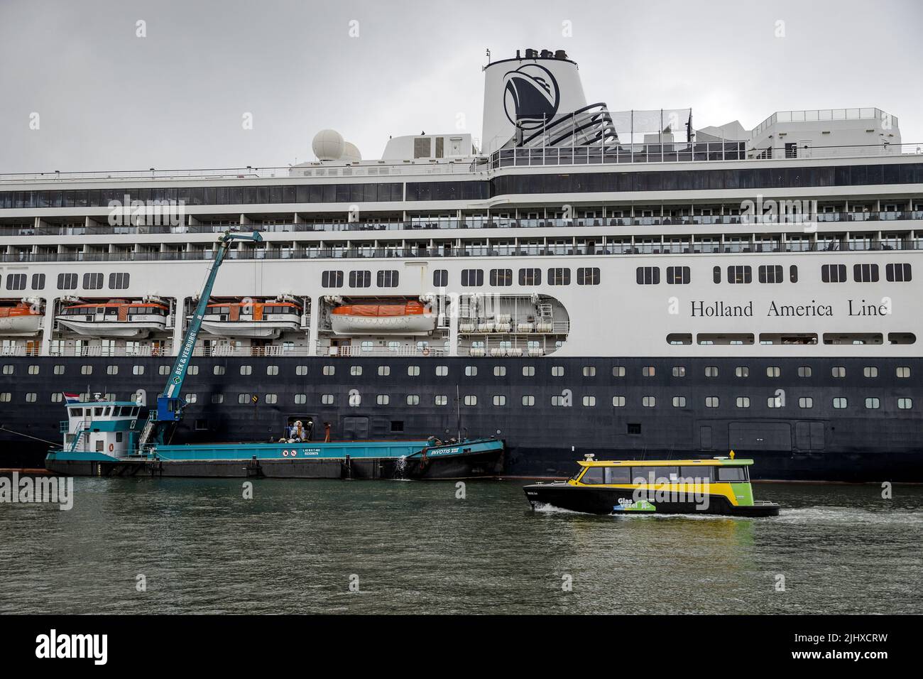 Rotterdam, Paesi Bassi. 21st luglio 2022. 2022-07-21 11:08:08 ROTTERDAM - la nave da crociera Holland America Line Volendam nel Merwehaven, non lontano da Schiedam, dove i rifugiati ucraini sono ricevuti. ANP SEM VAN DER WAL netherlands OUT - belgium OUT Credit: ANP/Alamy Live News Foto Stock