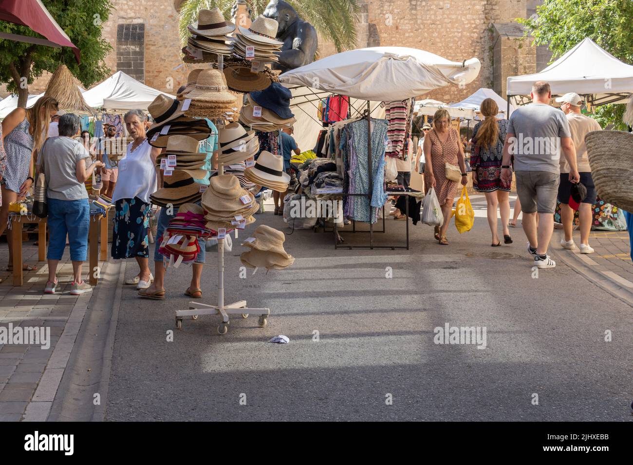 Santanyi, Spagna; luglio 09 2022: Mercato settimanale di strada nella città di Majorcan di Santanyi, Spagna. Bancarelle che vendono abiti e moda con i turisti strollin Foto Stock