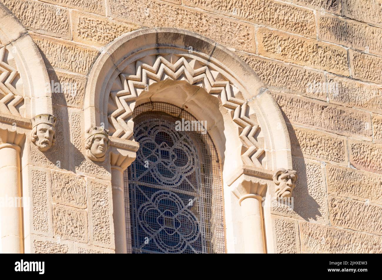 Immagini ravvicinate della scultura in arenaria dettagliata e complessa sulle porte e le finestre della cattedrale anglicana di St Johns a Parramatta, Australia Foto Stock