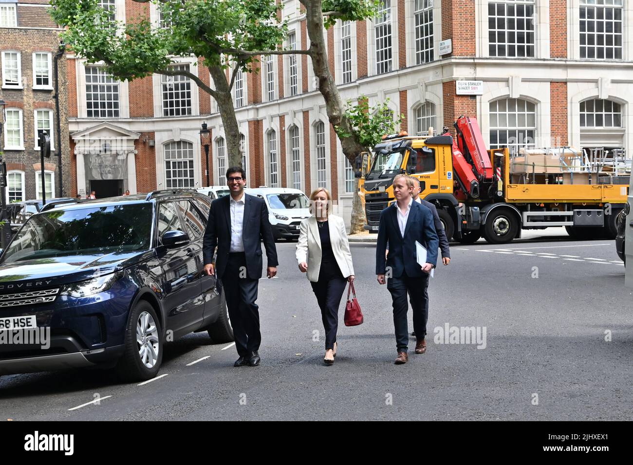 Londra, Regno Unito. 21st luglio 2022. Il concorrente di Leadership del partito conservatore LIZ TRAVELS è visto turbare dai manifestanti di diritti dell'animale a St John Smith camminando verso la Casa di trasporto, Londra, Regno Unito. – 21 luglio 2022. Credit: Vedi li/Picture Capital/Alamy Live News Foto Stock