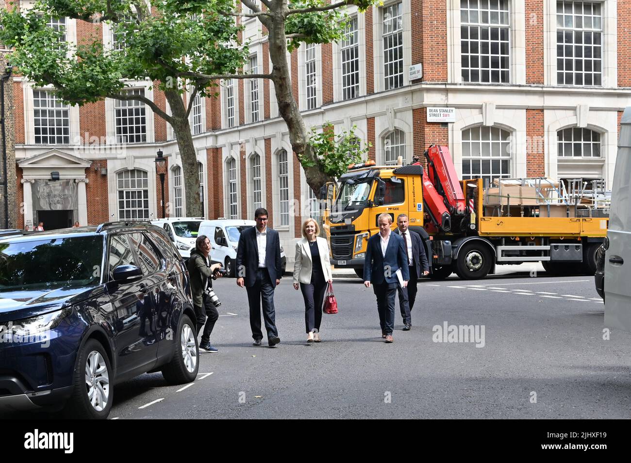 Londra, Regno Unito. 21st luglio 2022. Il concorrente di Leadership del partito conservatore LIZ TRAVELS è visto turbare dai manifestanti di diritti dell'animale a St John Smith camminando verso la Casa di trasporto, Londra, Regno Unito. – 21 luglio 2022. Credit: Vedi li/Picture Capital/Alamy Live News Foto Stock