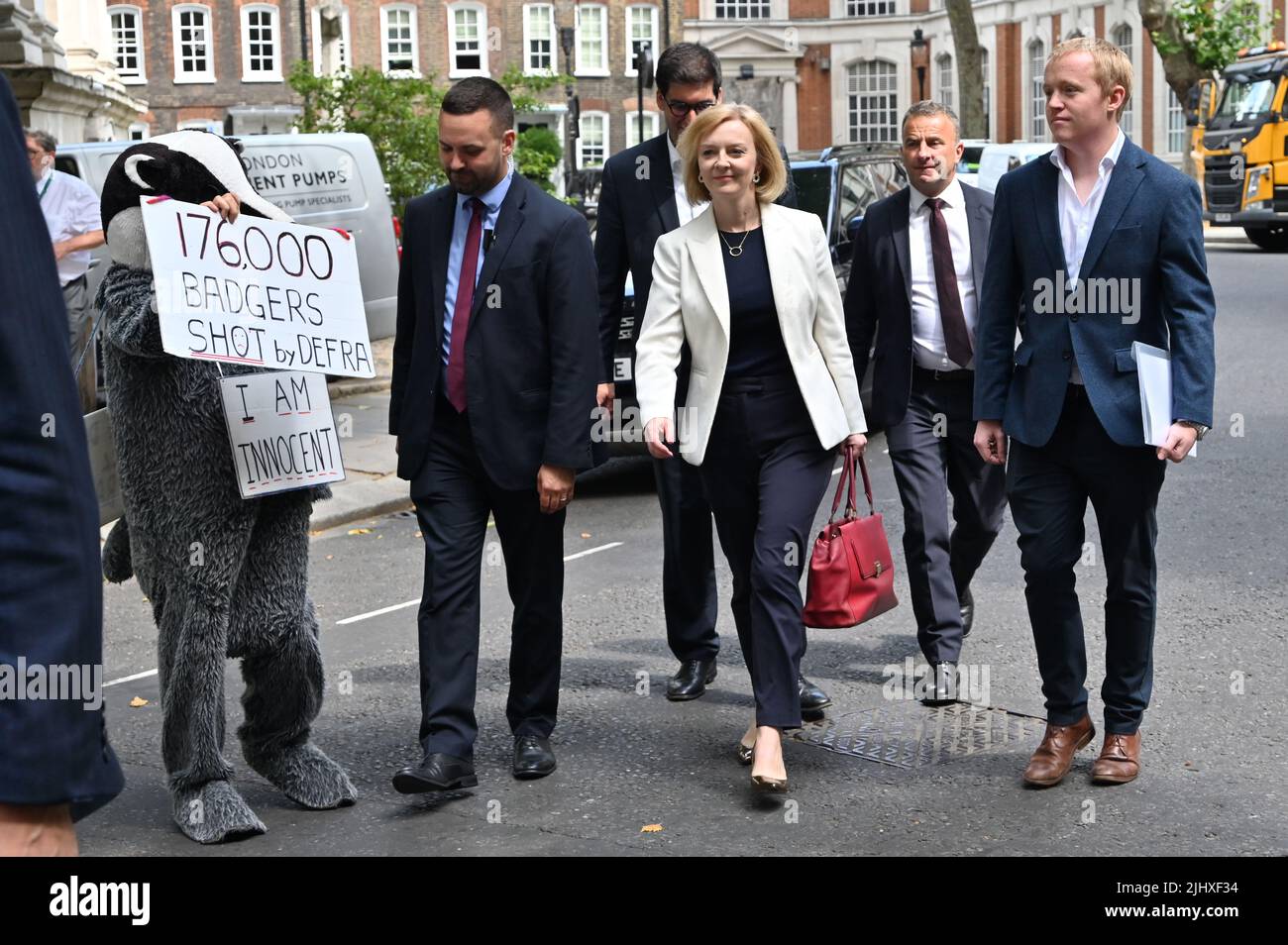 Londra, Regno Unito. 21st luglio 2022. Il concorrente di Leadership del partito conservatore LIZ TRAVELS è visto turbare dai manifestanti di diritti dell'animale a St John Smith camminando verso la Casa di trasporto, Londra, Regno Unito. – 21 luglio 2022. Credit: Vedi li/Picture Capital/Alamy Live News Foto Stock