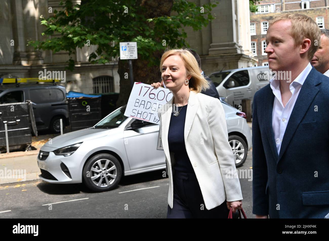 Londra, Regno Unito. 21st luglio 2022. Il concorrente di Leadership del partito conservatore LIZ TRAVELS è visto turbare dai manifestanti di diritti dell'animale a St John Smith camminando verso la Casa di trasporto, Londra, Regno Unito. – 21 luglio 2022. Credit: Vedi li/Picture Capital/Alamy Live News Foto Stock