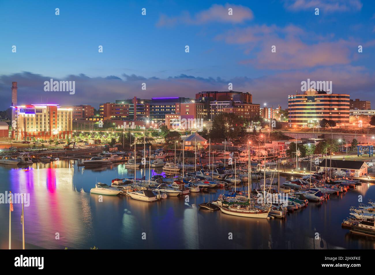 Erie, Pennsylvania, USA centro sulla baia al tramonto. Foto Stock