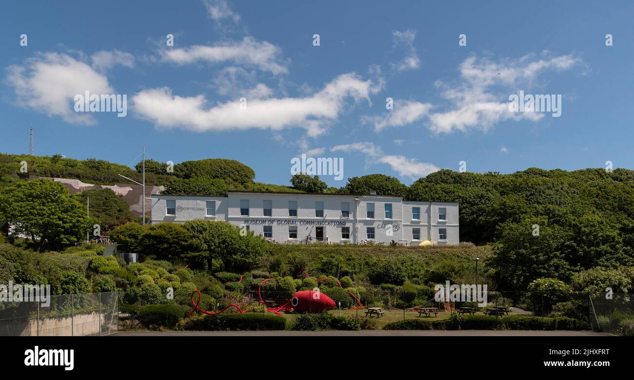 Porthcurno vicino a Penzance, Cornovaglia, Inghilterra, Regno Unito. 2022. Il Museo delle Comunicazioni globali una vista esterna. Il primo telegrafo sottomarino è venuto a riva qui Foto Stock