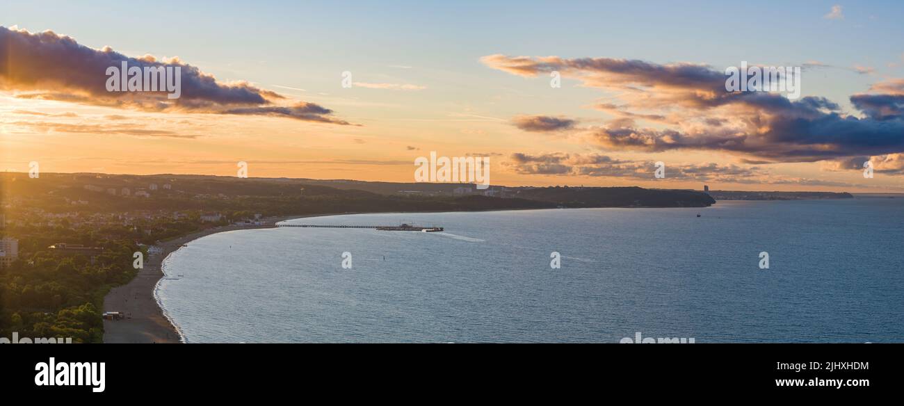 Moody cielo sopra la costa del Mar Baltico verso Sopot e Gdynia, paesaggio aereo al tramonto Foto Stock