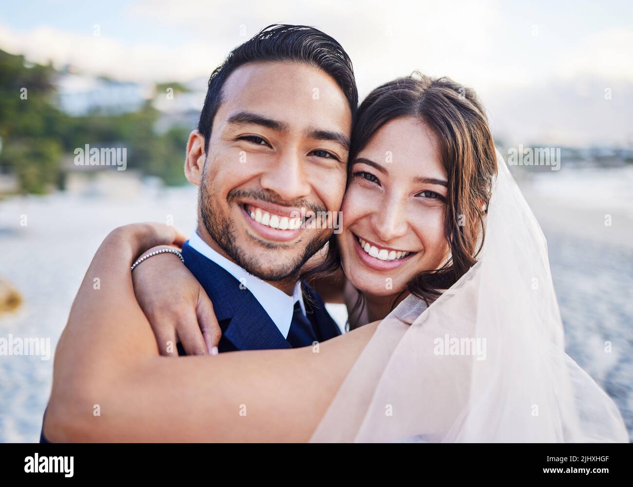 Tu sei la mia vita, il mio regalo più grande: Una giovane coppia sulla  spiaggia il giorno del matrimonio Foto stock - Alamy