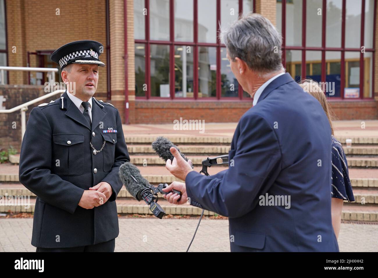 Vice Capo Constable, Surrey Police Nev Kemp parla ai media fuori dalla corte del Coroner di Surrey a Woking, a seguito della conclusione del pub di Guildford bombardamenti inquest. I bombardamenti uccisero il civile Paul Craig e i soldati Ann Hamilton, Caroline Slater, William Forsyth e John Hunter, e ferirono 65 persone quando due bombe IRA esplonarono nel Horse and Groom e nei pub Seven Stars, a Guildford, Surrey, il 5 1974 ottobre. Data foto: Giovedì 21 luglio 2022. Foto Stock