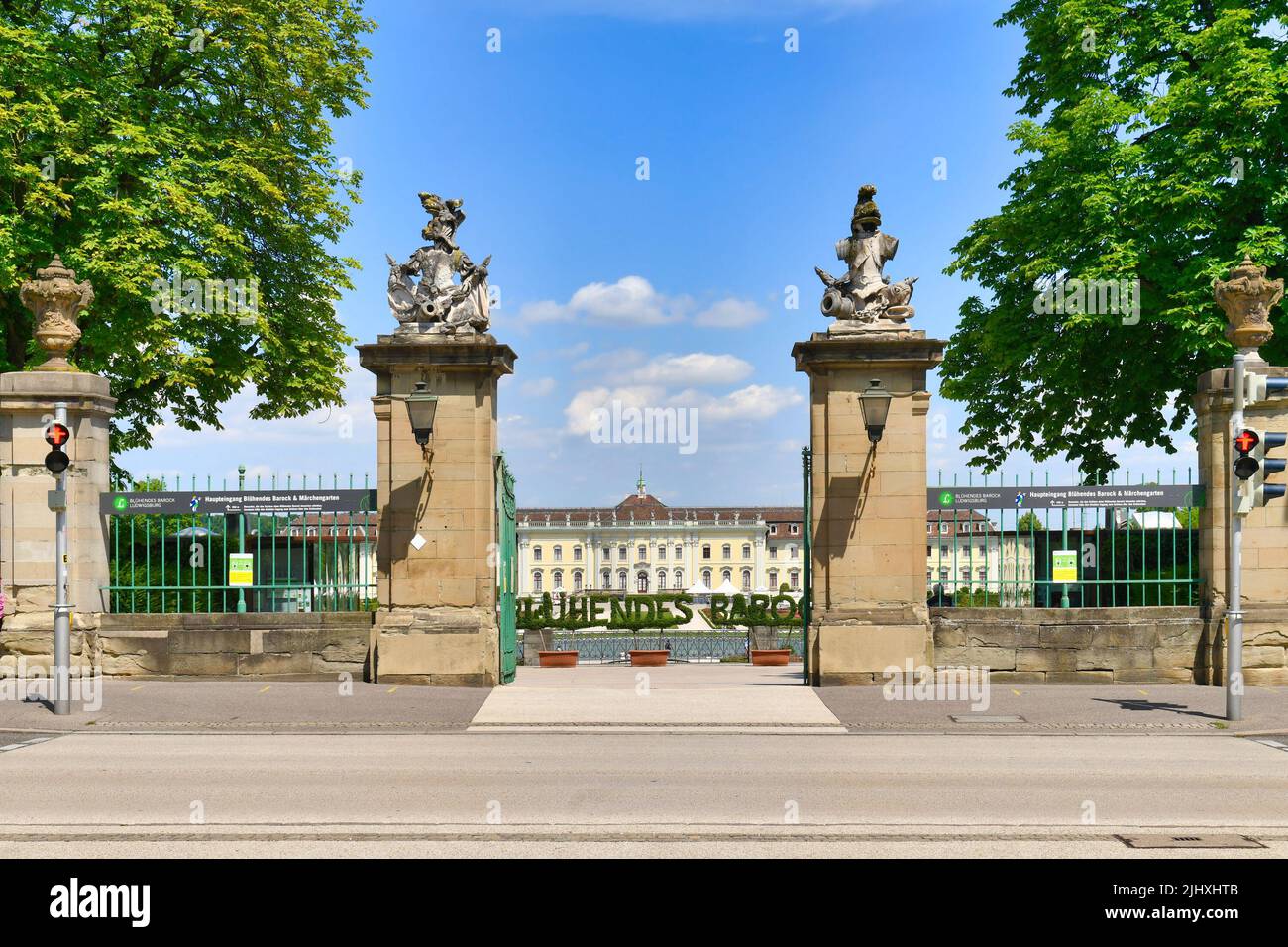 Ludwigsburg, Germania - Luglio 2022: Porta d'ingresso del palazzo residenziale di Ludwigsburg con giardini barocchi Foto Stock