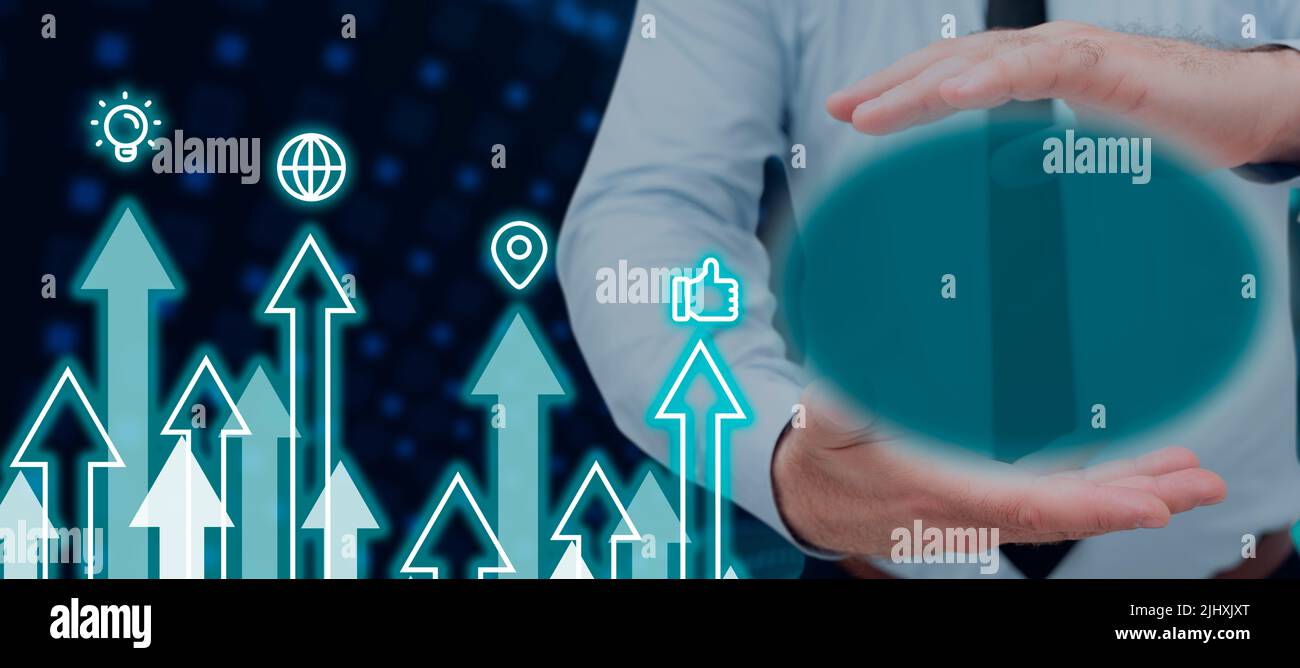 Uomo d'affari con forma ovale generata digitalmente nelle mani dalle frecce grafiche che si muovono in su con S. uomo multiplo che mostra spazio di copia per il commercio Foto Stock