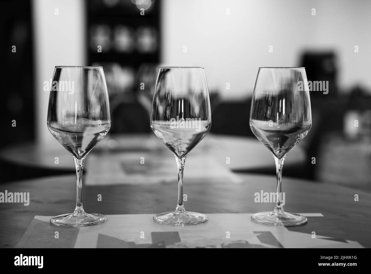 Bicchieri vuoti presso la cantina. Foto Stock