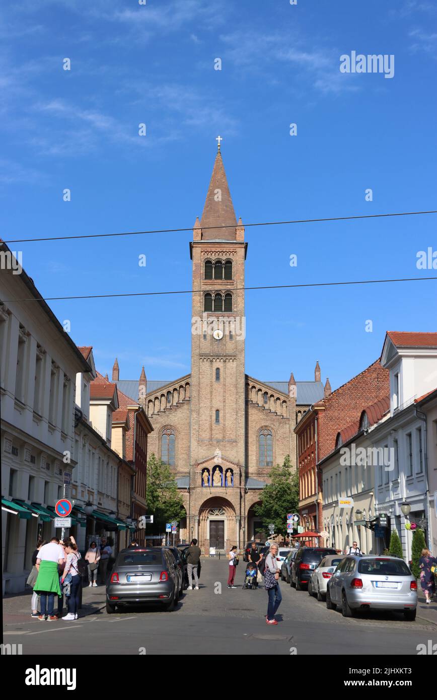 Brandenburger Stasse, Einkaufstrasse und Fussgängerzone, im Hintergrund die katholische Pfarrkirche St. Peter und Paul, Brandeburgo Foto Stock