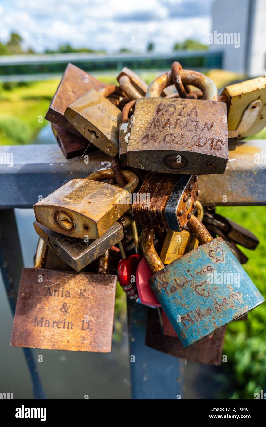 Un mix di serrature attaccate a una barriera come simbolo d'amore sul ponte Giordano Foto Stock