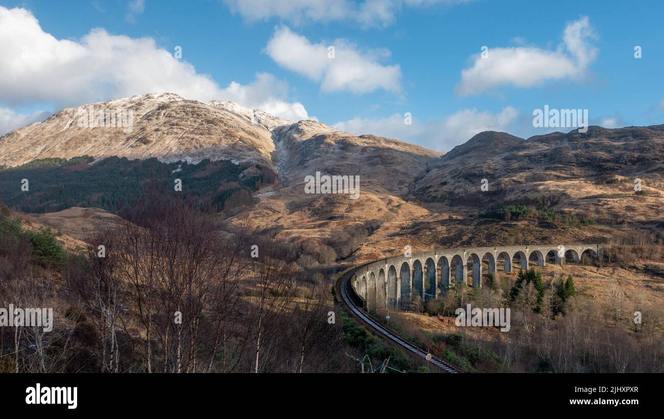 Paesaggio scozzese e passeggiate invernali: Neve sulle piste del viadotto Glenfinnan, Scozia Foto Stock