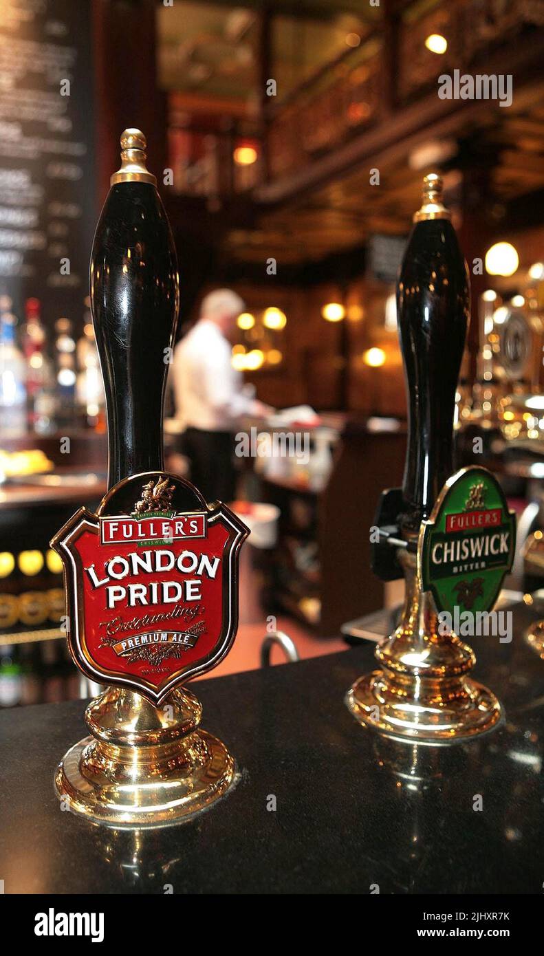 File photo datato 06/06/08 di una visione generale di Beer Taps all'interno del pub Counting House nella città di Londra, come le principali aziende di pub Mitchells & Butlers e Fuller's hanno avvertito che l'impennata dell'inflazione continua a danneggiare il commercio e non mostra alcun segno di allentamento. Foto Stock