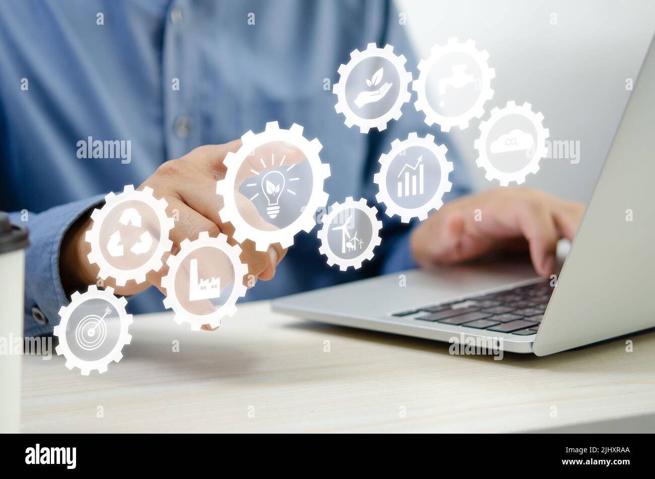 Connected Gear concetto di sviluppo sostenibile uomo d'affari sullo schermo con l'icona delle energie rinnovabili. Conservazione delle risorse naturali che proteggono l'inte Foto Stock