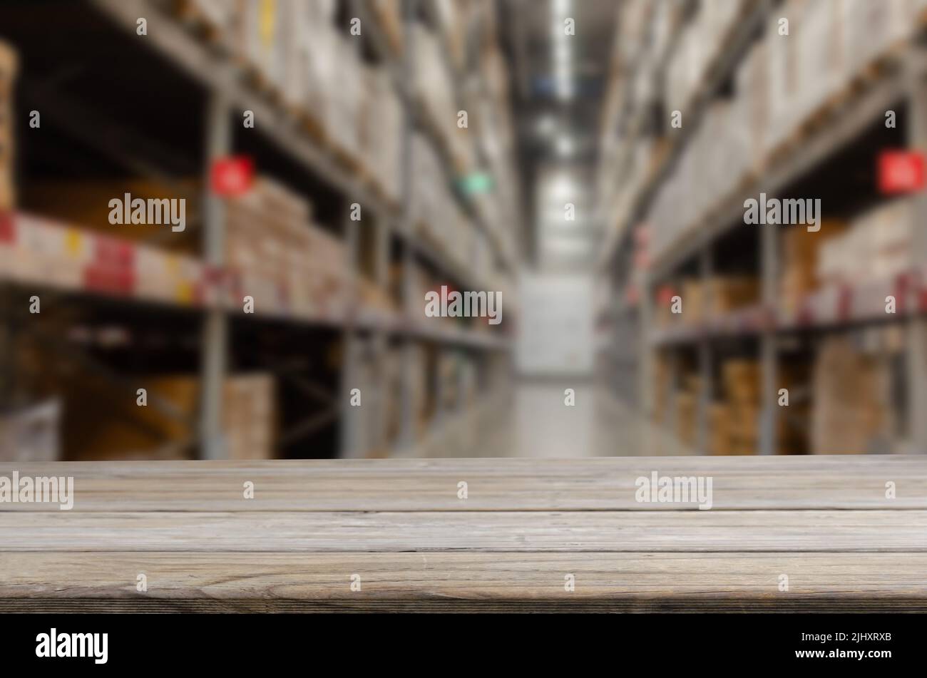 ripiano in legno ripiano prodotto bianco buono sfocatura magazzino interno magazzino merci business display magazzino. Foto Stock