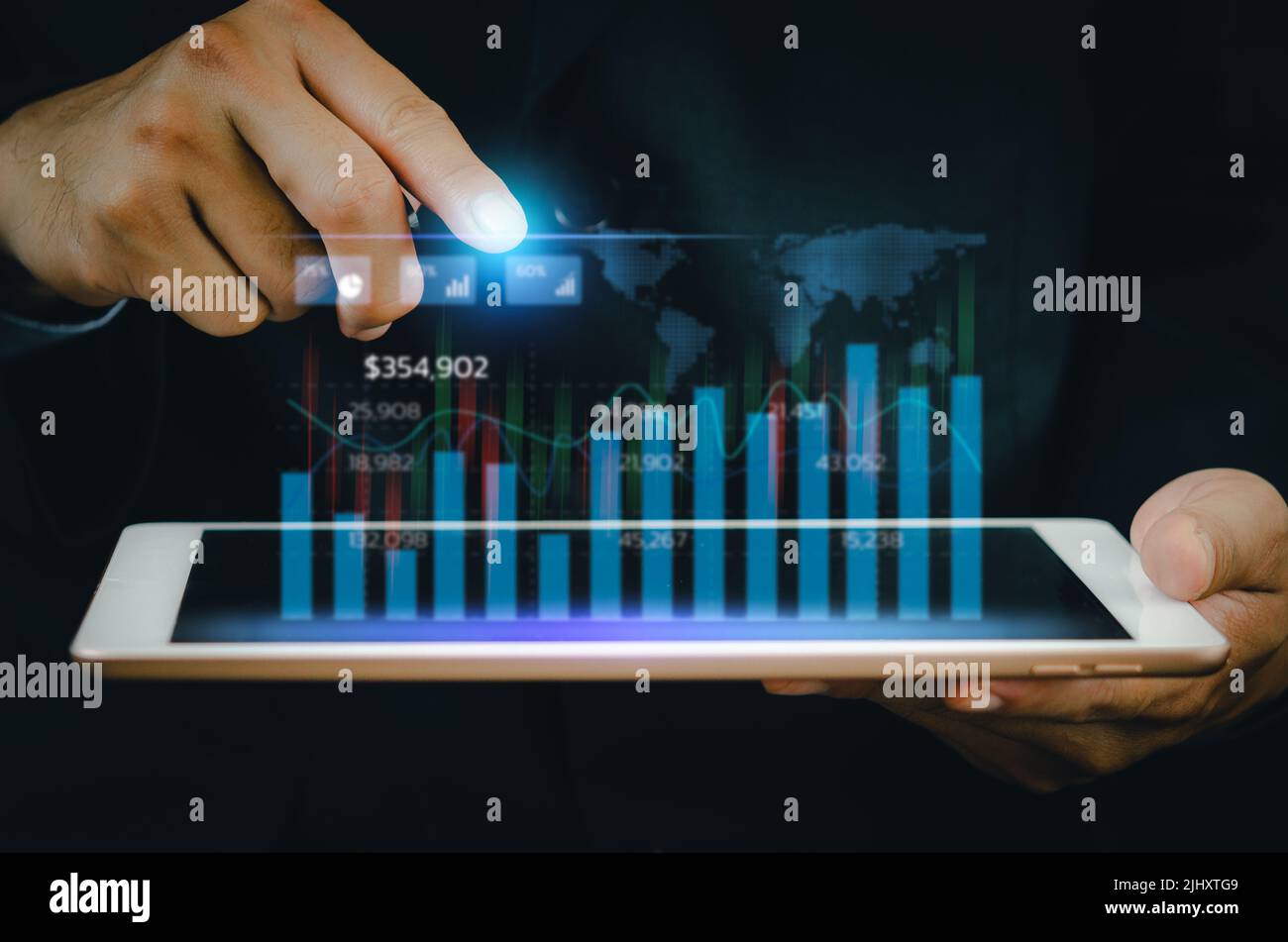 Analisi aziendale e crescita economica Big data con grafici finanziari. Concetti di tecnologia di dashboard di marketing con schermo virtuale digitale e eco globale Foto Stock