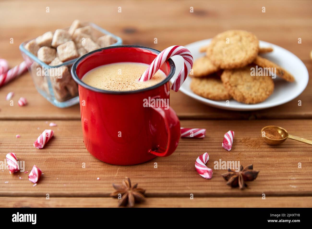 tazza di eggnog con canna di caramelle, biscotti e anice Foto Stock