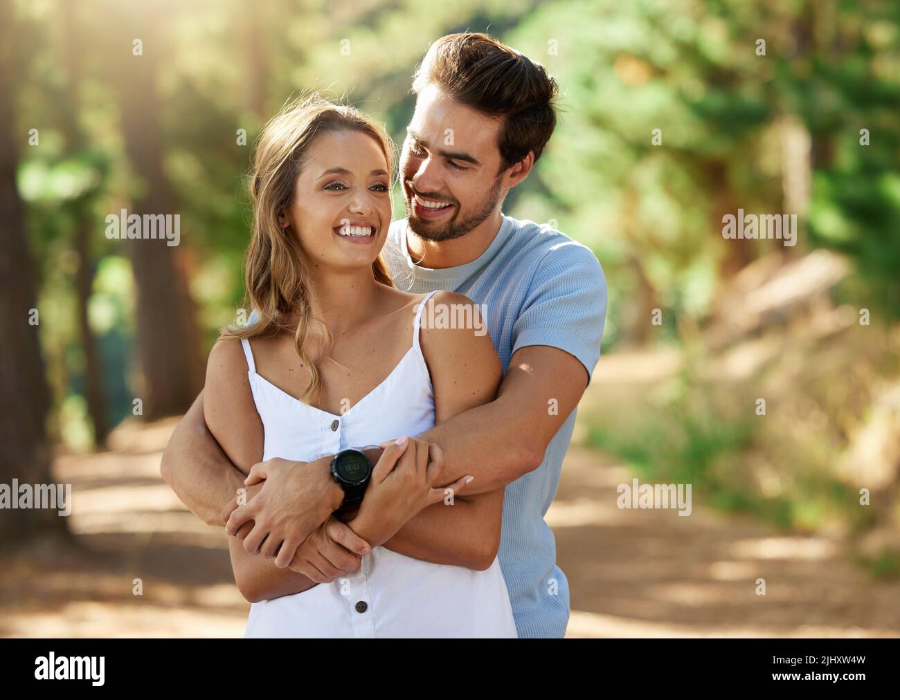 L'amore dovrebbe farvi sentire bene, una coppia affettuosa per una passeggiata nella foresta. Foto Stock