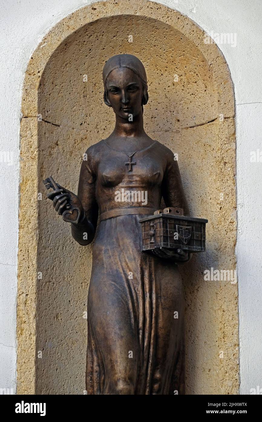 Monumenti famosi, statua di Dora Krupiceva, di fronte alla porta di pietra, cappella di Madre di Dio dalla porta di pietra, Zagabria, Croazia Foto Stock