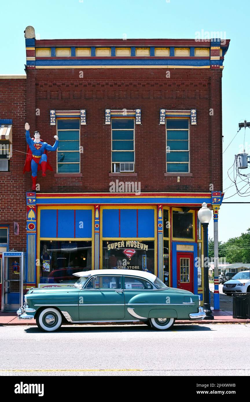 Auto d'epoca di fronte al Superman Museum nel quartiere storico di Metropolis, Illinois, Stati Uniti d'America Foto Stock