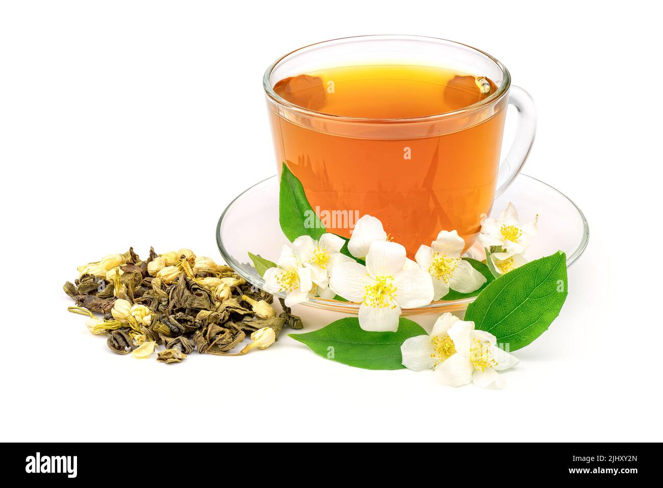Tazza di tè verde con fiori di gelsomino isolati su sfondo bianco. Foto Stock