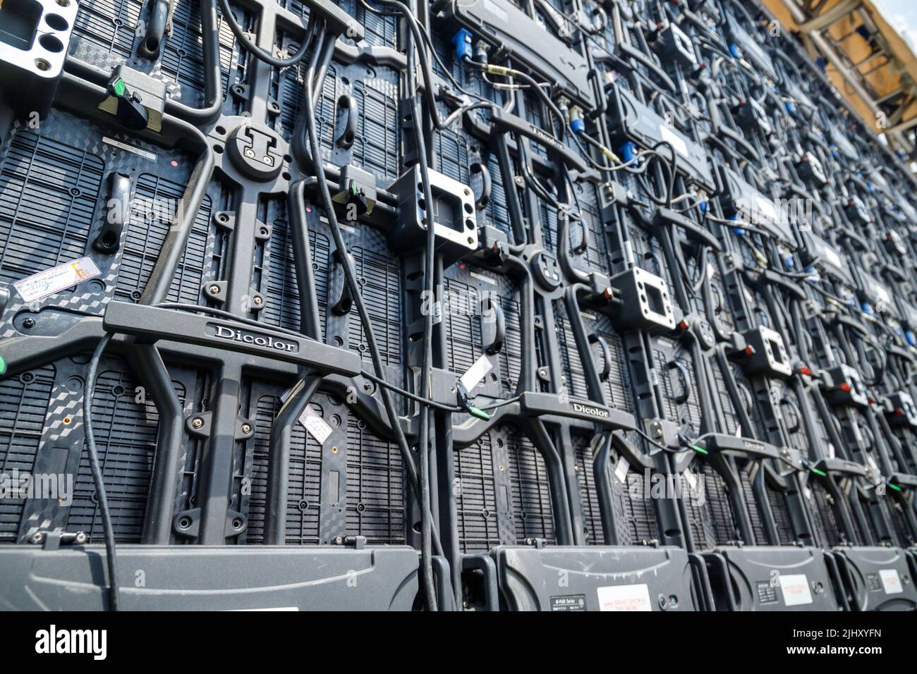 Vista posteriore dei pannelli LED modulari per una parete dello schermo del display sul palco da concerto all'aperto Foto Stock
