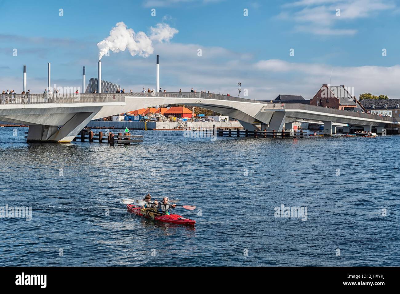 I kayakers raccolgono i rifiuti dal fiume vicino al ponte Inderhavnsbroen Foto Stock