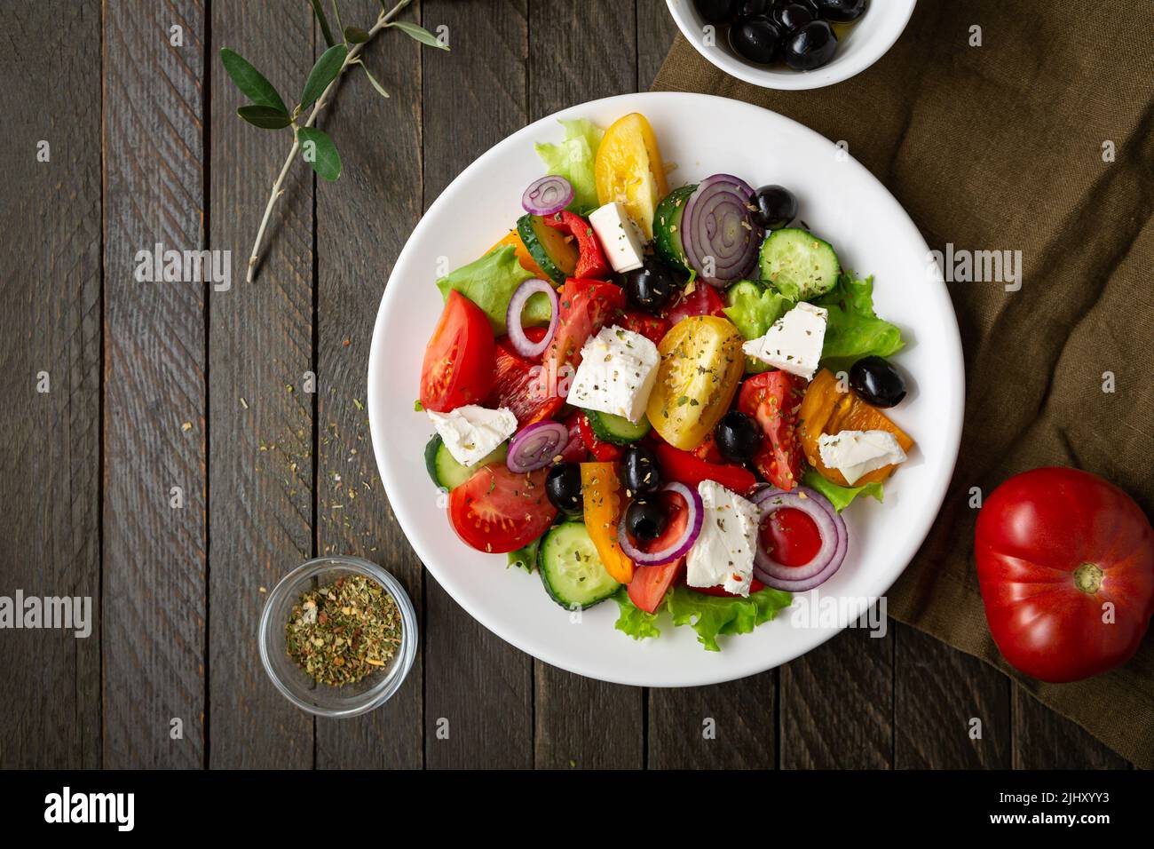 Vista dall'alto dell'insalata greca sul piatto su superficie di legno cibo sano Foto Stock