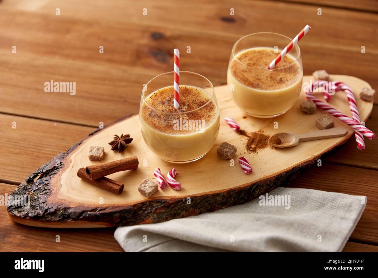 bicchieri di melone, ingredienti e spezie su legno Foto Stock